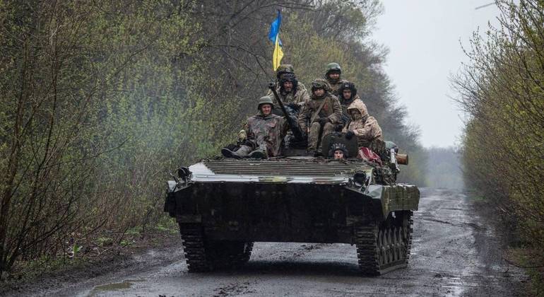 Militares ucranianos são vistos em veículo blindado no leste da Ucrânia