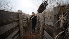 Adolescentes cavam trincheiras na linha de frente na Ucrânia