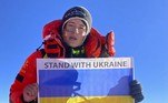 Quando alcançou o cume do Everest com uma bandeira ucraniana na semana passada, Antonina Samoilova, de 33 anos, tinha lágrimas nos olhos, contou ela nesta quarta-feira (18) após retornar a Katmandu, capital do Nepal. A bandeira continha o lema Stand With Ukraine (Apoie a Ucrânia, em tradução livre), uma mensagem também para seu pai e seu irmão, que servem no Exército defendendo o país da invasão russa