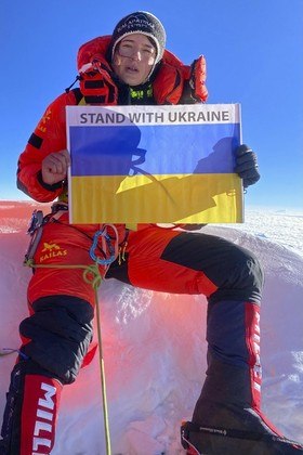 Quando alcançou o cume do Everest com uma bandeira ucraniana na semana passada, Antonina Samoilova, de 33 anos, tinha lágrimas nos olhos, contou ela nesta quarta-feira (18) após retornar a Katmandu, capital do Nepal. A bandeira continha o lema Stand With Ukraine (Apoie a Ucrânia, em tradução livre), uma mensagem também para seu pai e seu irmão, que servem no Exército defendendo o país da invasão russa
