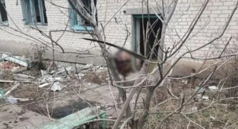 Imagem de cabeça de soldado ucraniano espetada em árvore foi compartilhada nas redes sociais