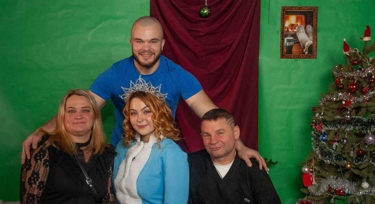 Soldado ucraniano morto na guerra com a Rússia em um registro com a família
