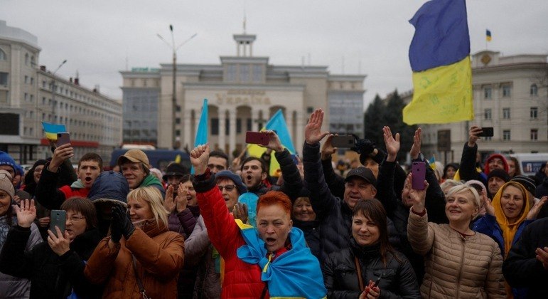 Ucranianos comemoram a retirada da Rússia de Kherson, no centro da cidade