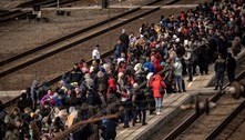 Trens com refugiados são bloqueados no leste da Ucrânia por bombardeio russo