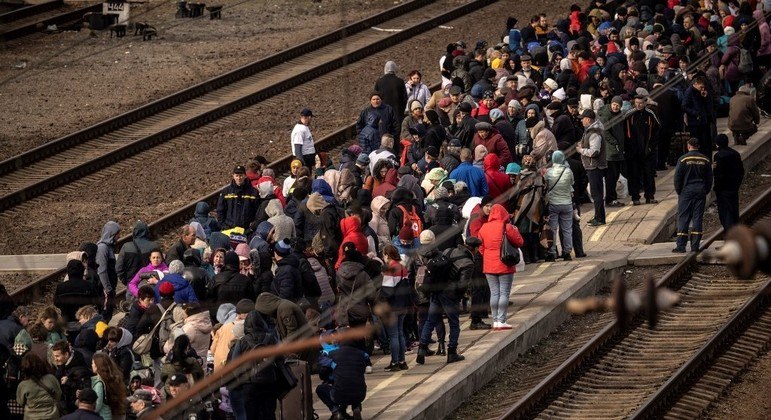 Milhares de pessoas se acumulam nas plataformas das estações de trem no leste ucraniano