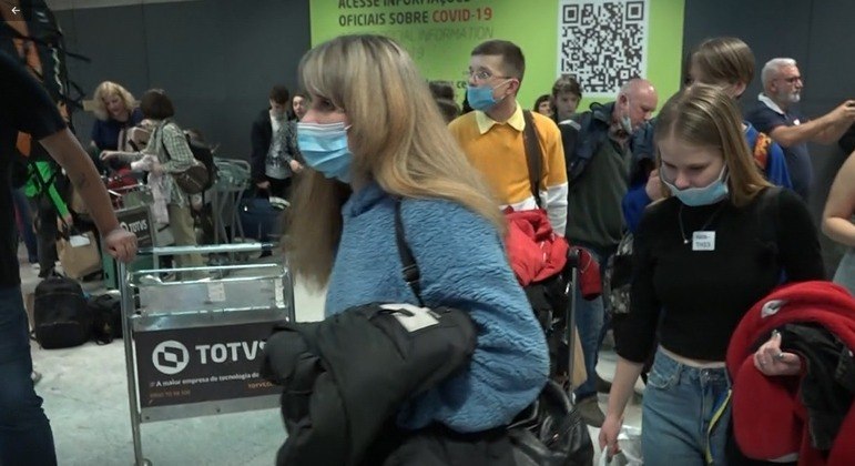 Ucranianos desembarcam no aeroporto de Guarulhos na manhã deste sábado (26)