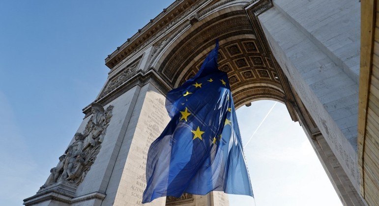 Bandeira da União Europeia sob o Arco do Triunfo, em Paris