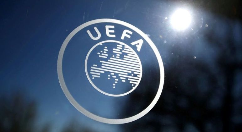 O logotipo da UEFA, numa das janelas da entidade