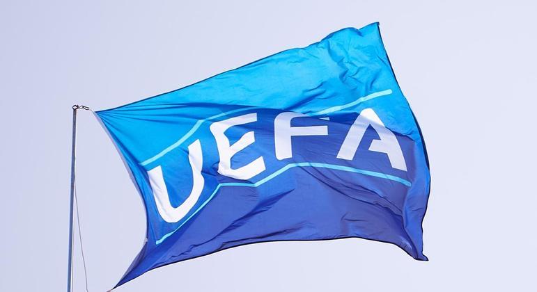 Um dos desenhos da bandeira da UEFA