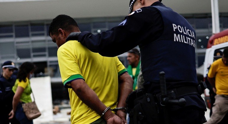 Extremista sendo preso durante os atos de 8 de janeiro, em Brasília