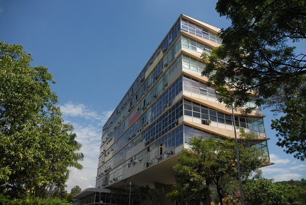 Em  primeiro lugar no ranking internacional está a UFMG (Universidade Federal de Minas Gerais). A maior federal e a mais antiga de Minas Gerais foi fundada no dia 7 de setembro de 1927. A instituição se encontra na faixa de posição entre 401ª e 500ª do ranking, oferece 91 cursos de graduação, 90 programas de pós-graduação e 860 núcleos de pesquisa