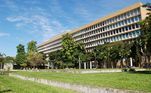 A UFRJ (Universidade Federal do Rio de Janeiro) ocupa a segunda posição no ranking, na mesma faixa que a UFMG. A universidade tem 102 anos de história e foi a primeira criada pelo governo federal, em 1920. No entanto, algumas faculdades são mais antigas, como a Escola Politécnica, que foi fundada em 1792 e é considerada a sétima faculdade de engenharia mais antiga do mundo