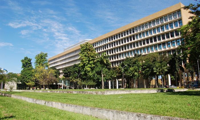 Também na mesma faixa de posição (entre 401ª e 500ª) se encontra a UFRJ (Universidade Federal do Rio de Janeiro)