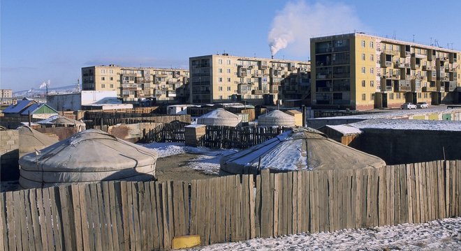 Muitas pessoas, às vezes famílias inteiras, ainda moram em tendas em Ulaanbaatar, capital da Mongólia