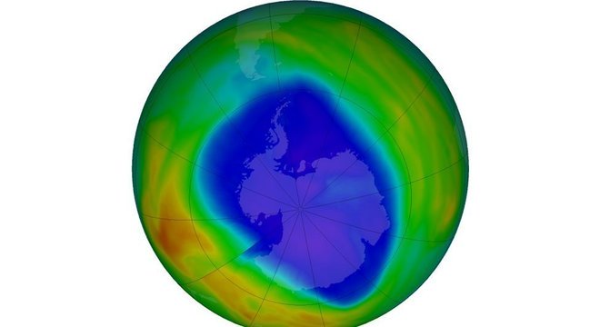 Camada de ozônio sobre o Polo Sul no dia 12 de setembro: em roxo e azul estão as áreas que têm menos ozônio, enquanto em amarelo e vermelho, as que têm mais