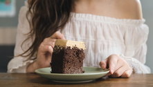 Irmãs brigam feio por causa de última fatia de bolo, e história viraliza na web: 'Exagero' 
