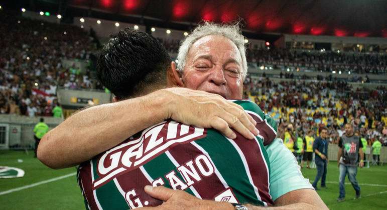 Técnico Abel Braga abraça atacante argentino Germán Cano após conquista do Cariocão 2022