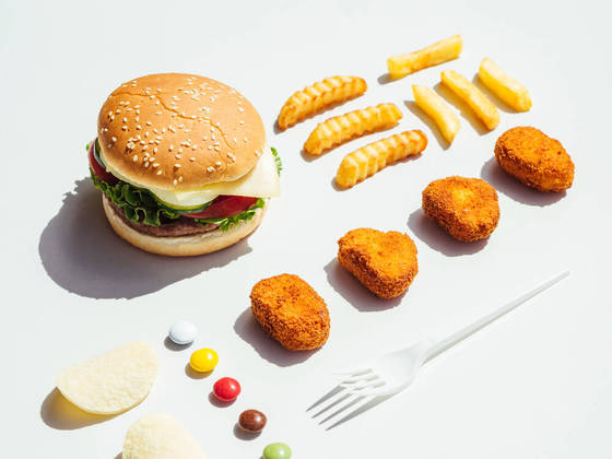 Evite alimentos ultraprocessados e ricos em a&ccedil;&uacute;caresAlimentos ultraprocessados, ricos em gorduras saturadas, a&ccedil;&uacute;cares refinados e aditivos, podem interferir negativamente na microbiota intestinal. Eles s&atilde;o pobres em nutrientes essenciais e fibras alimentares &ndash; fundamentais para o crescimento das bact&eacute;rias ben&eacute;ficas no intestino. O consumo excessivo de alimentos ultraprocessados pode levar a um desequil&iacute;brio na microbiota, reduzindo a diversidade microbiana e favorecendo o crescimento de bact&eacute;rias prejudiciais. Essa disbiose pode estar associada a problemas de sa&uacute;de, como inflama&ccedil;&atilde;o, obesidade, doen&ccedil;as gastrointestinais e outros dist&uacute;rbios metab&oacute;licos. Portanto, &eacute; importante limitar o consumo de alimentos ultraprocessados e priorizar uma dieta rica em alimentos naturais e minimamente processados para manter a sa&uacute;de da microbiota intestinal