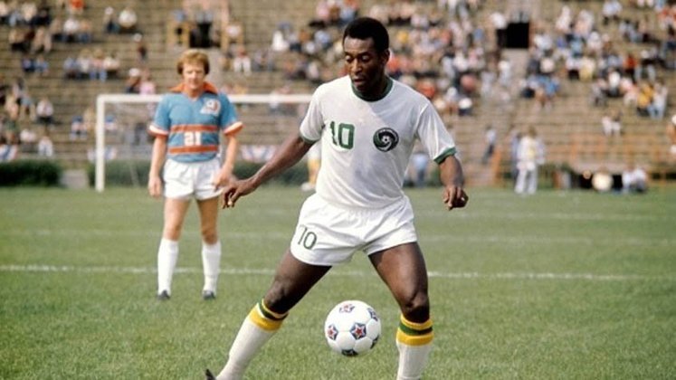 Um ano após se aposentar, jogando pelo Santos, o Rei voltou e foi atuar no New York Cosmos para popularizar o futebol nos EUA. Ele permaneceu no clube de 1975 a 1977