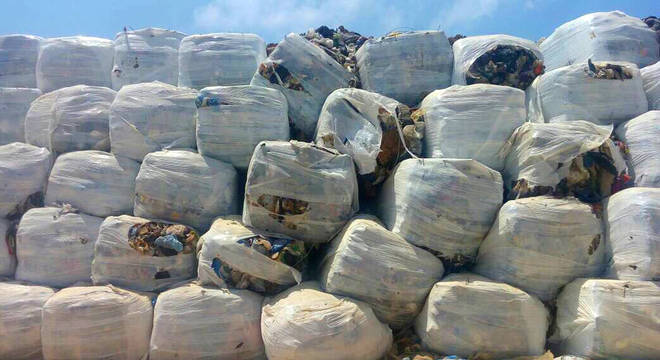 Nem todos os tipos de plástico são recicláveis e acabam indo parar em aterros