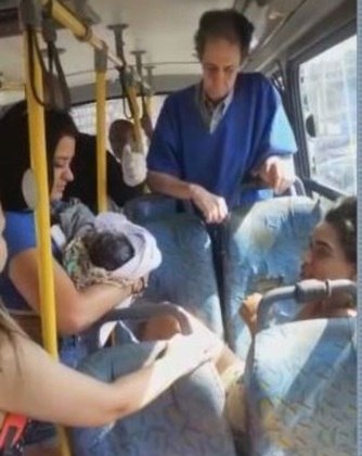 Um bebê nasceu dentro de um ônibus no Rio de Janeiro.