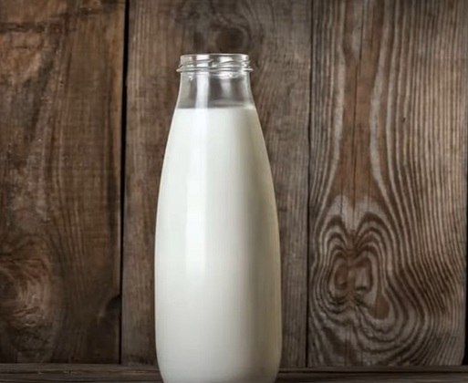 Um copo de leite é uma boa opção por conter triptofano e cálcio, além de ser algo simples e barato, que boa parte da população consegue ter acesso.