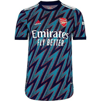 Um de seus rivais locais é o Arsenal, que ficou em 14º lugar, destoando um pouco das outras camisas citadas: tem dois tons de azul, um de vermelho e desenhos em formato de raio. Foi a terceira camisa dos Gunners. 