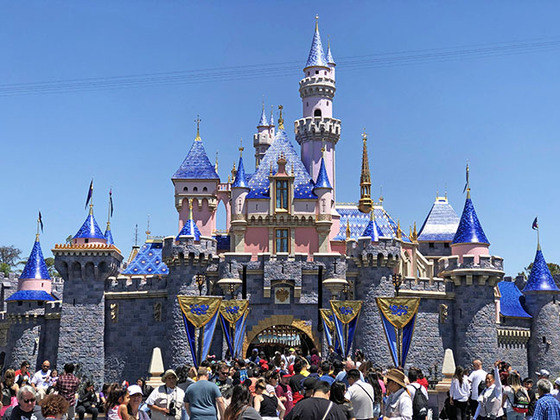 Um deles é o Disneyland Park, o primeiro a ser inaugurado, em 17 de julho de 1955. 