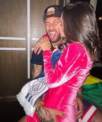 Um dia antes desta publicação, Bruna Biancardi postou uma foto beijando Neymar e ambos dividindo um adereço do PSG, atual clube dele. Na legenda, ela botou apenas um coração. Nos comentários, ele também postou um emoji de coração. A foto tem cerca de 1 milhão de curtidas. 