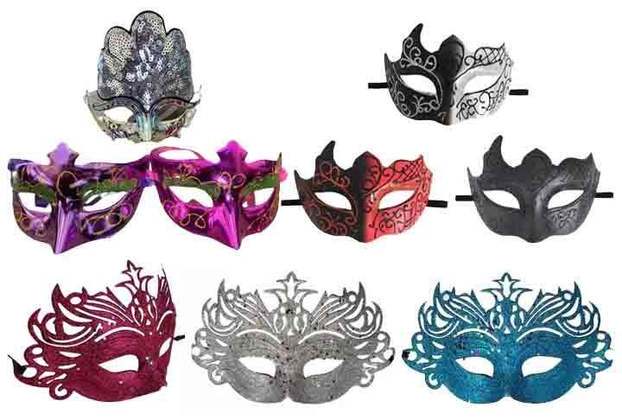 Um dos acessórios mais utilizados no Carnaval é a máscara veneziana. Com raízes em Veneza, berço da folia, essas máscaras são sinônimo de liberdade e anonimato. Elas adicionam elegância e um toque de mistério a qualquer festa, sendo um item indispensável para quem deseja surpreender no festejo.
