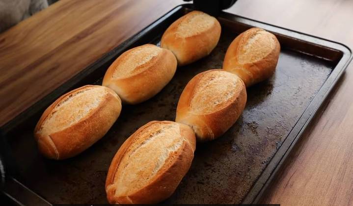 Um dos alimentos mais populares do mundo, o pão tem diversos apelidos pelo Brasil, no formato de pãozinho, muito popular nos cafés da manhã 