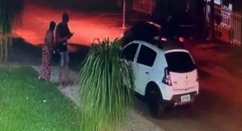 Câmera de segurança filmou chegada do marido e agressão ao homem em situação de rua