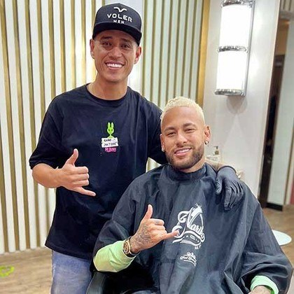 Um dos assuntos mais comentados na Internet é o novo visual do atacante Neymar. Na véspera da partida do Brasil com a Coreia do Sul, que foi nesta segunda-feira (05), Neymar 