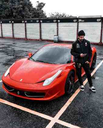 Um dos carros de Caio Castro é a Ferrari F458 Spider F1, ao lado do ator nessa foto.