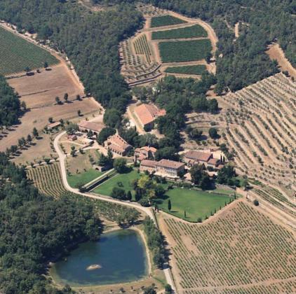 Um dos ex-casais mais famosos de Hollywood, Pitt e Jolie adquiriram o Château Miraval, ainda em 2008. O local fica no sudeste da França e foi palco do casório dos dois, em 2014.