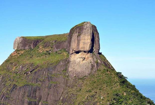 Um dos lugares mais misteriosos do Brasil, a Pedra da Gávea fica no Rio de Janeiro. Em suas rochas há inscrições que não parecem naturais. Uma das histórias conta que a Pedra pode ter sido o túmulo de um antigo rei fenício.