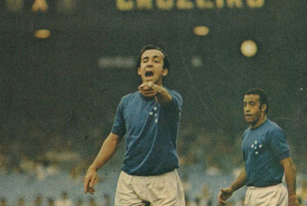 Um dos maiores ídolos do Cruzeiro e da Seleção Brasileira, o ex-atacante Tostão parou de jogar futebol em 1973, quando defendia o Vasco, com só 26 anos. O mineiro parou por causa de um problema no olho. 
