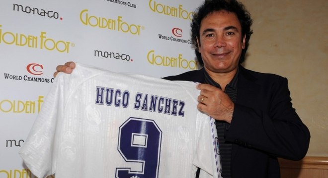 Um dos maiores jogadores da história do México, o atacante Hugo Sánchez deixou o Atlético de Madrid e foi para o rival Real Madrid