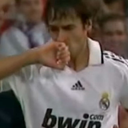 Um dos maiores jogadores espanhóis, Raúl vestiu a camisa sete na seleção espanhola, no Real Madrid e no Schalke 04.