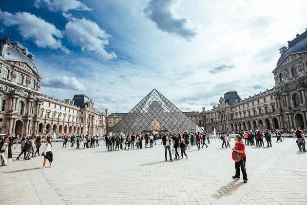 Um dos maiores museus do mundo, o Louvre tem uma área total de mais de 72.000 metros quadrados. Sua coleção é tão vasta que mesmo se você passasse apenas um minuto olhando para cada objeto em exposição, levaria mais de três meses para ver tudo!
