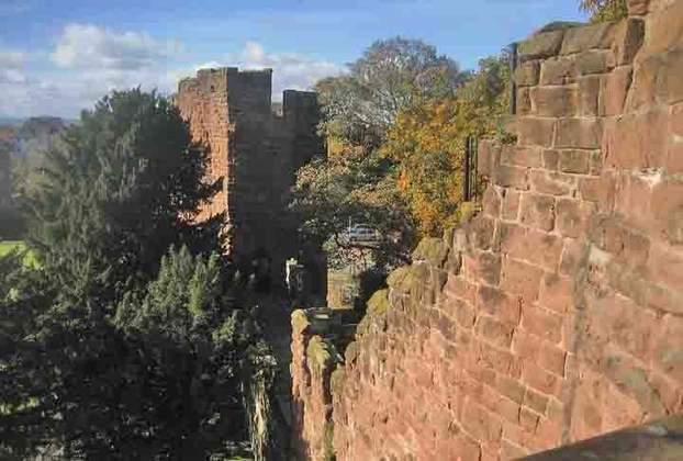 Um dos marcos de Chester são suas antigas muralhas romanas, extremamente bem preservadas e que remetem ao passado como 