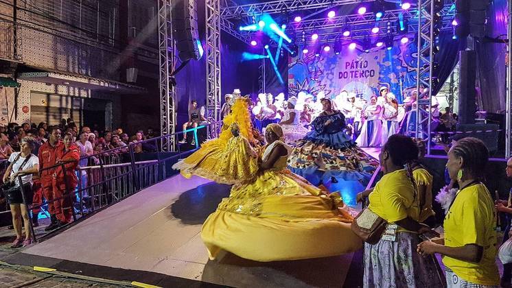 Um dos momentos mais emocionantes do carnaval recifense é a Noite dos Tambores Silenciosos, que terá sua 60ª edição em 2024. No Pátio do Terço, na região central, as nações de maracatu celebram a ancestralidade negra. 