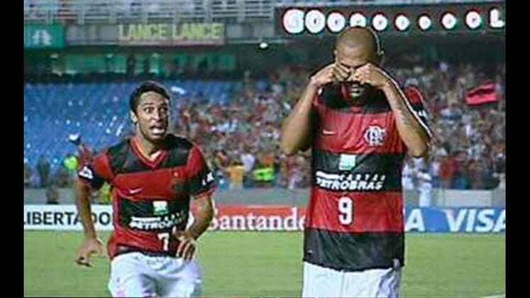 Um dos momentos mais marcantes do clássico entre Flamengo e Botafogo foi protagonizado pelo atacante Souza. Em 2008, o atacante rubro-negro comemorou um gol com o inusitado 