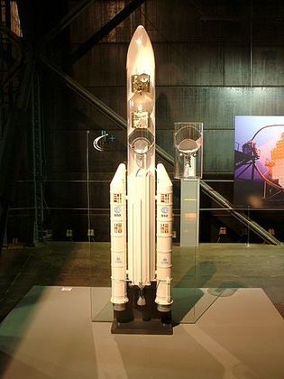 Um dos nós: como colocar 18 grandes espelhos telescópicos no foguete mais moderno da época (no caso o Ariane 5, inaugurado em 1996). O jeitinho: painéis dobráveis que entrassem nos cinco metros do bico do foguete (foto). É dali que o telescópio tem que ser ejetado quando estiver em órbita.