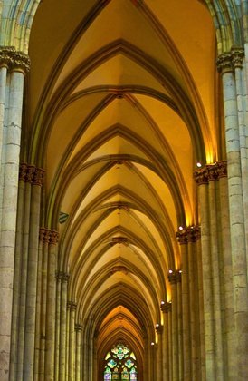 Um dos pontos turísticos mais visitados da Alemanha, a Catedral tem a arquitetura gótica mais famosa da cidade de Colônia, com uma construção de 157 metros de altura. Durante a Segunda Guerra Mundial, ainda foi alvo de ataques aéreos.