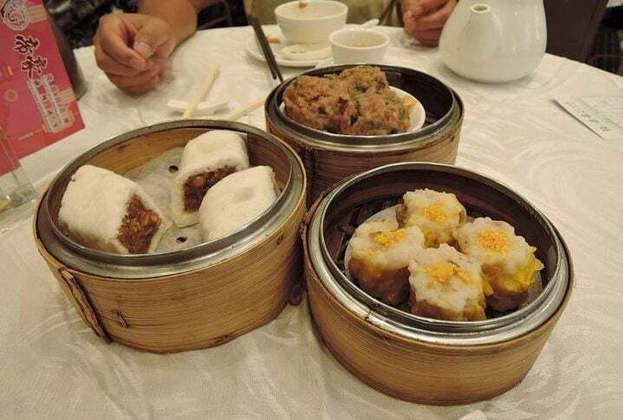 Um dos pratos mais populares de Guangdong é o Dim Sum. Dumplings recheados, bolinhos de massa e rolinhos primavera são servidos em cestos de bambu e consumidos durante o yum cha, uma refeição matinal acompanhada por chá.