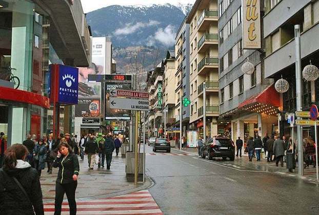 Um dos seus pontos fortes é a economia. Andorra está entre os países com o maior PIB per capita ( 42 mil dólares - ou R$209 mil). 