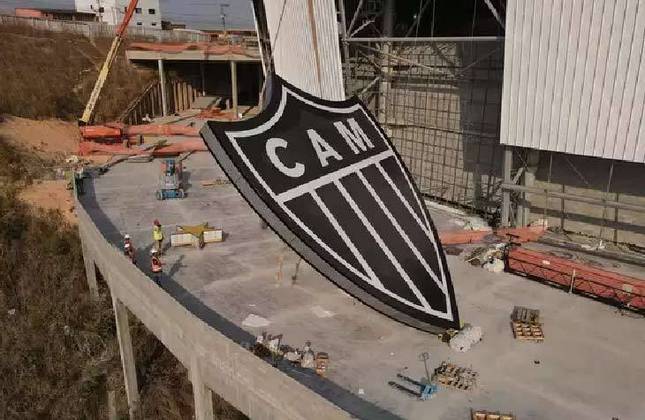 Um escudo enorme do Atlético-MG foi erguido para ser colocado na parte externa do estádio.