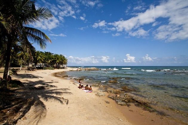 Um exemplo é a Praia de Itapuã, conhecida pelas suas areias douradas, coqueiros e águas tranquilas. O local já foi até mencionado em uma música música de Vinicius de Moraes e Dorival Caymmi.