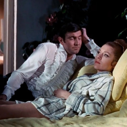 Um final trágico para o único filme de George Lazenby como Bond, tendo sua esposa (única Bond Girl a casar com James) morta por Blofeld ao seu lado e quebrando seu coração.